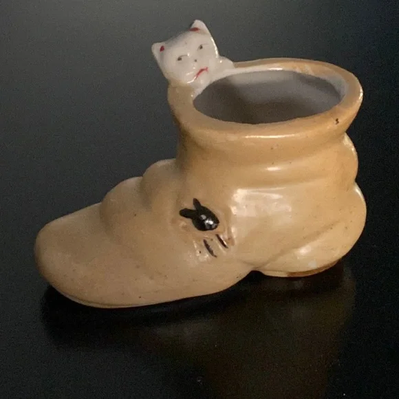 Vintage ceramic Boot with cat and hiding Mouse japan - Picture 1 of 4